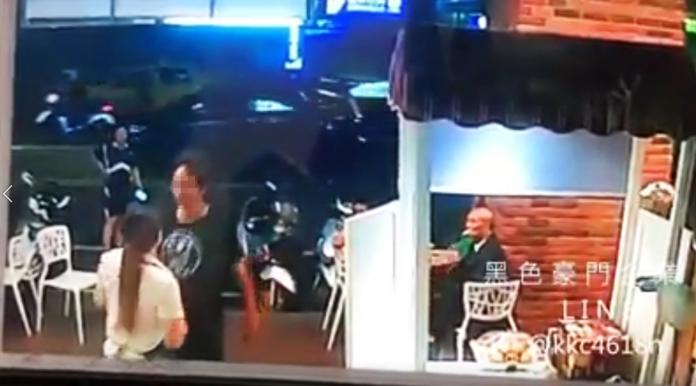 女店員出手相救