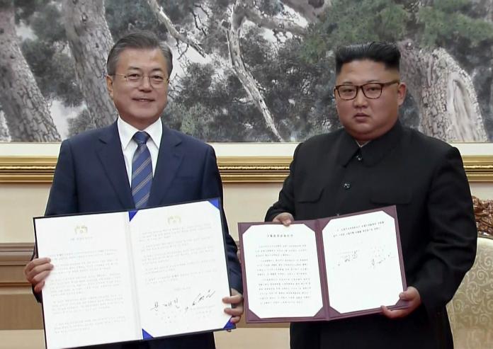南韓總統文在寅與北韓領導人金正恩於本月 19 日簽署了《平壤共同宣言》，承諾共建無核和平家園、消除朝鮮半島戰爭風險，形同簽訂了「互不侵犯協定」。（圖／達志影像／美聯社）
