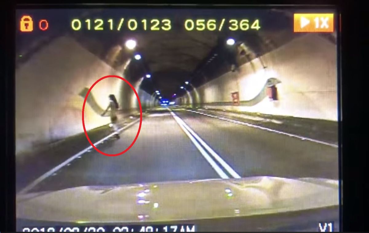 ▲ 網友在凌晨行經國三甲時，竟然看到裸女在車道上遊蕩。（圖／翻攝自爆料公社）