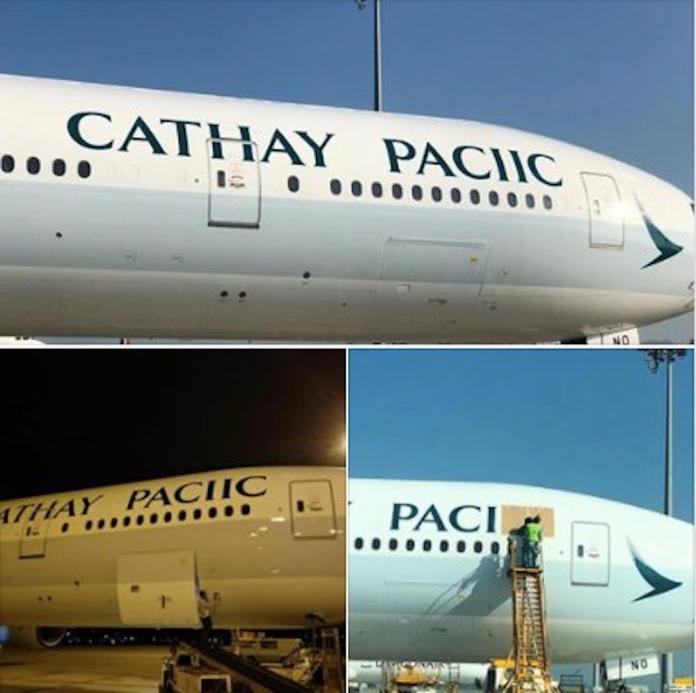▲國泰航空一架 777-300 客機的英文塗裝出錯，工作人員急忙遮蓋。（圖／翻攝自國泰航空臉書）
