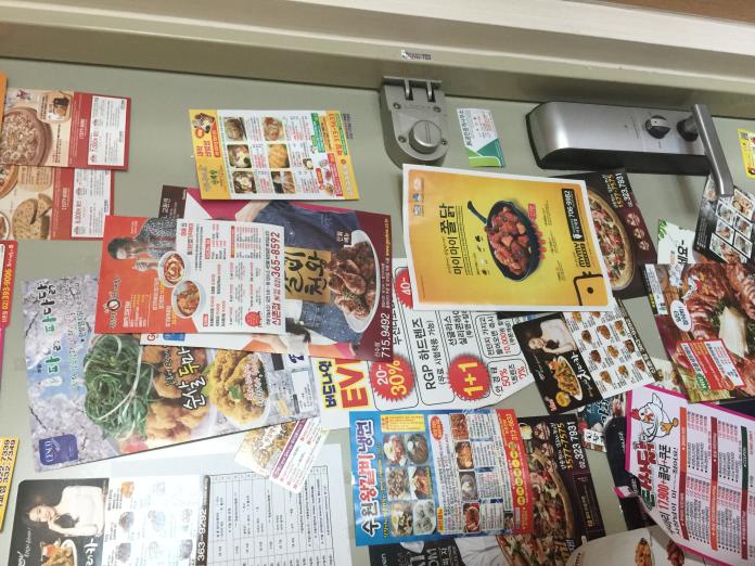 ▲韓國人非常依賴餐飲外送服務，圖為一般家庭經常會收到的餐飲外送宣傳單。（圖／王天中提供）