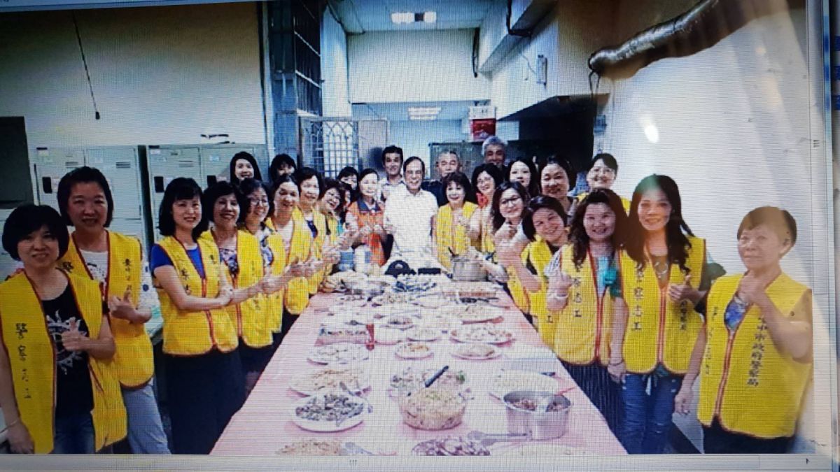 ▲第五分局長盧廷彰與文昌所志工們於中秋前夕共聚一堂，感謝志工與同仁們的付出(圖/記者鄧力軍翻攝，2018.09.20)