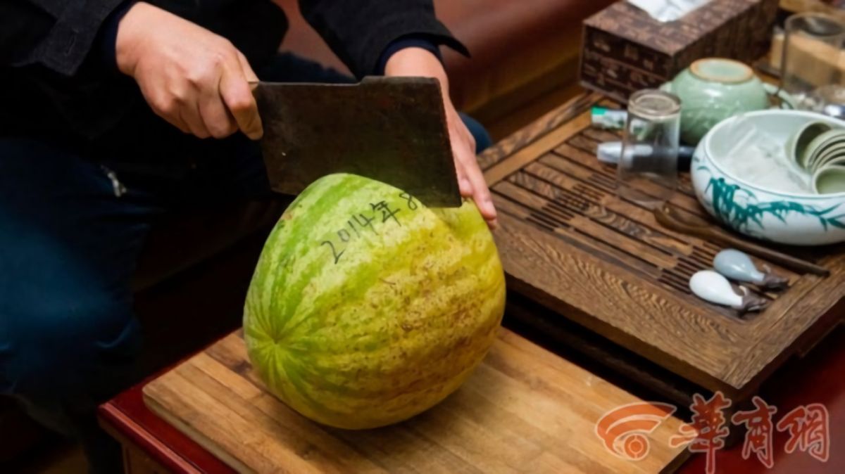 ▲ 住在大陸西安的牛先生，「開箱」了一顆放了 3 年的西瓜。（圖／翻攝自《華商報》）