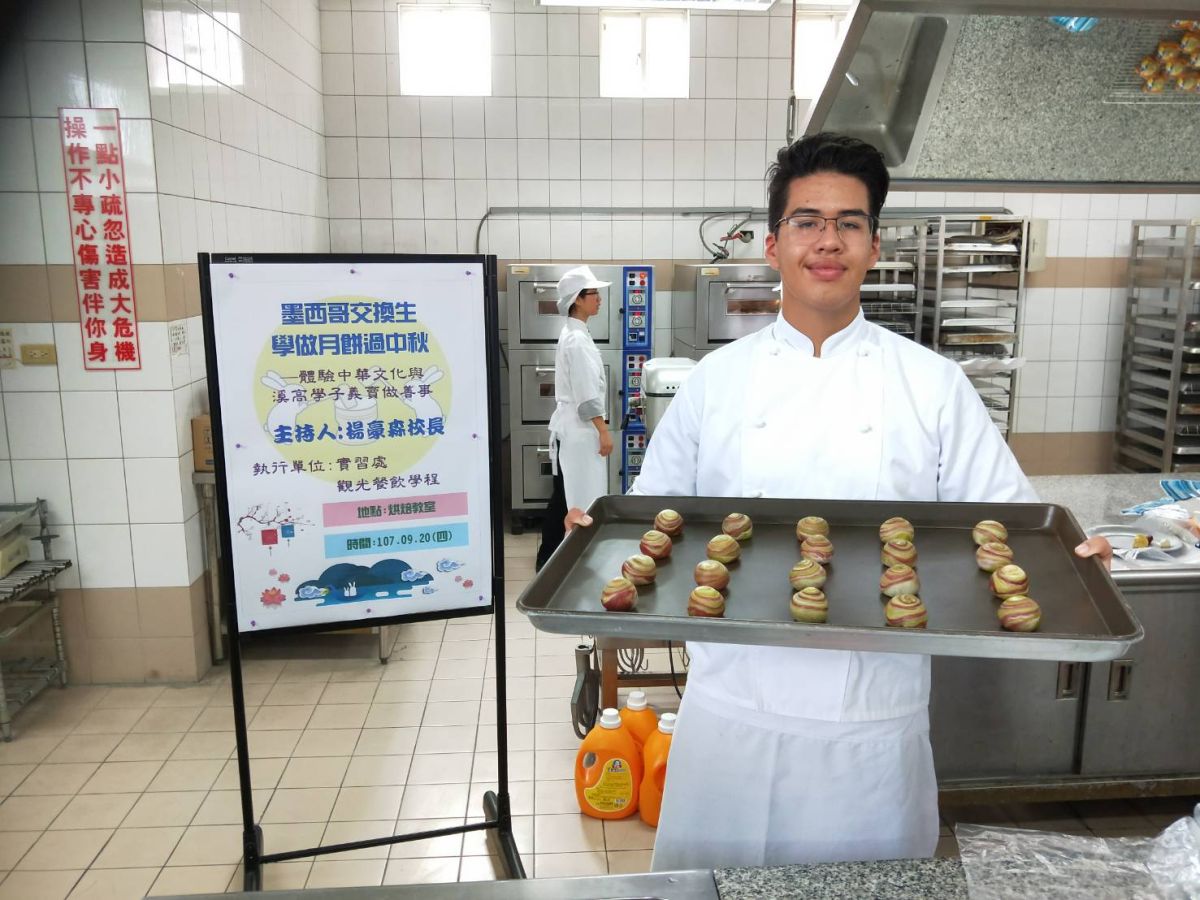 ▲從墨西哥到台灣溪湖高中的交換學生楊一諾，觀光餐飲學程的學長學習做月餅，與溪高的同學烘烤月餅謝師恩，還在校園裡義賣月餅送愛心。（圖／記者陳雅芳攝，2018.09.20)
