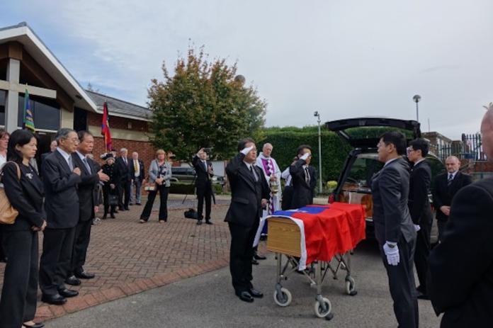 ▲英國老兵費茲派翠克葬禮在英國里茲舉行， 4 名國防部在英進修軍官以中華民國國旗覆棺。劉偉民（左3）與駐英代表林永樂（左2）到場致意。中央社記者戴雅真里茲攝107年9月21日