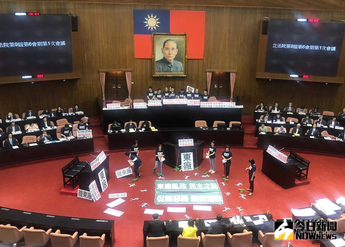 ▲立法院今（21）日開議，藍委因不滿張天欽事件霸占主席台，並要求行政院長賴清德須先道歉、講清楚才能上台施政報告。（圖／記者葉滕騏攝,2018.09.21）