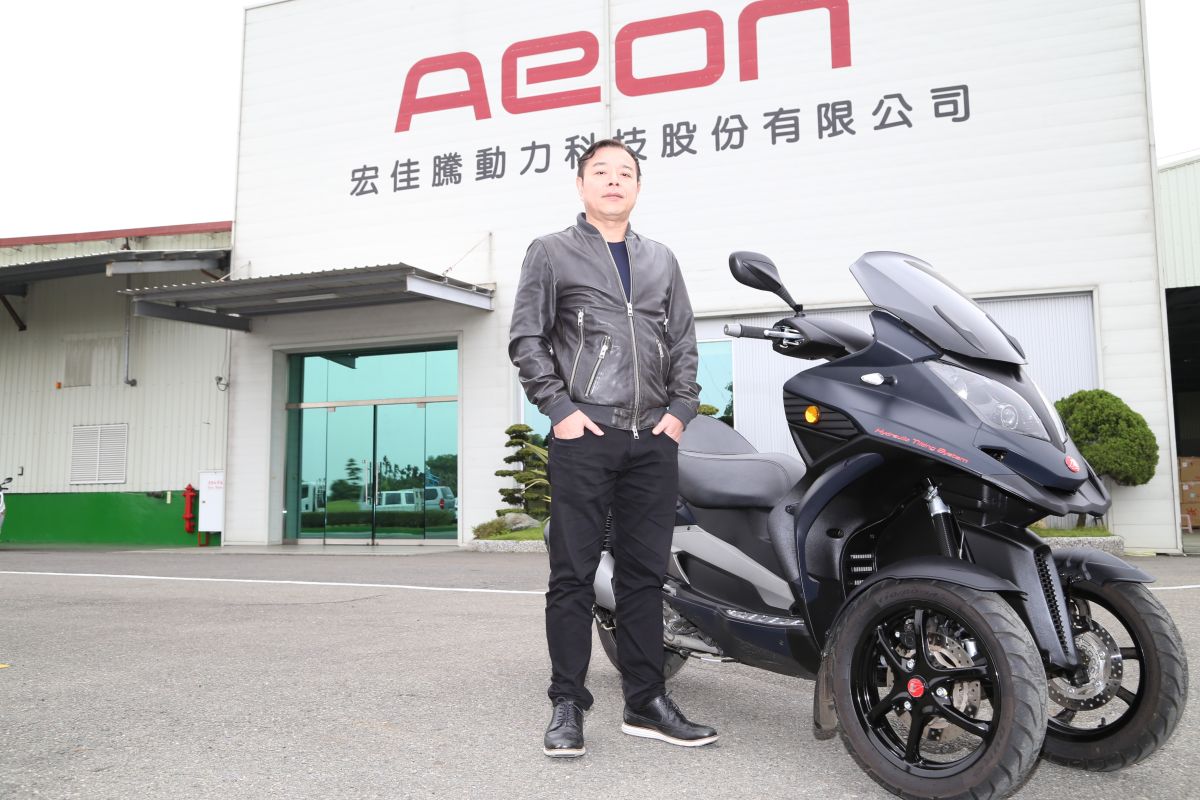▲宏佳騰董事長鍾杰霖1998年創立宏佳騰，近年來最為人所熟知的就是天王周杰倫代言的三輪重機。2016年初推出「初代車主回饋計畫」，進行核心引擎重新保固一年，震撼市場同業。（圖／宏佳騰提供）