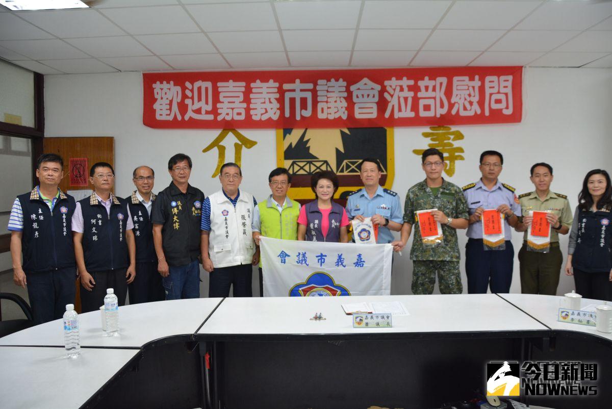 ▲嘉義市議會議長蕭淑麗帶領議會團隊至五二工兵群戰工營致贈秋節慰問金。（圖／記者郭政隆攝影2018.09.21）