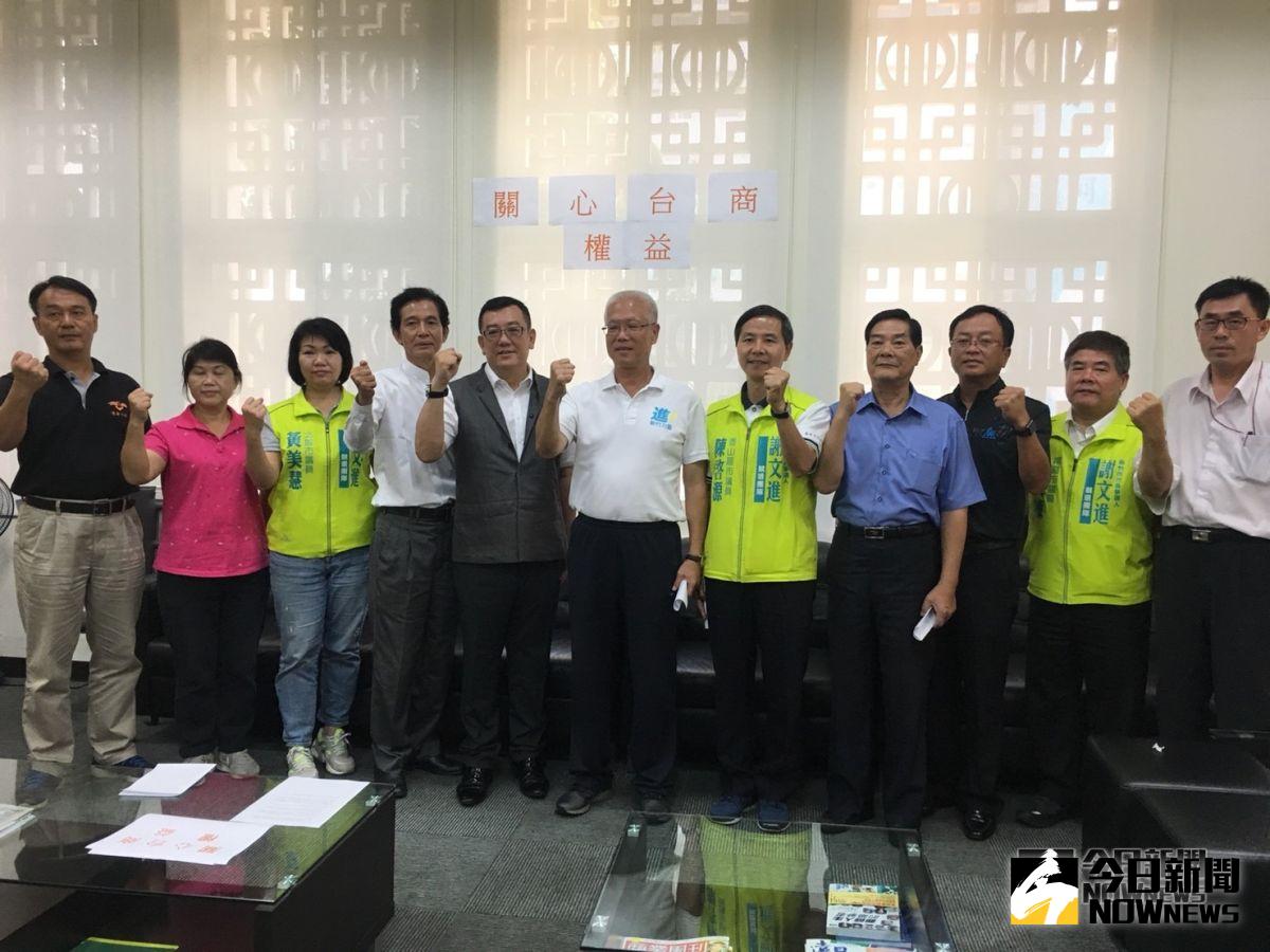 ▲新竹市長候選人謝文進（左六）痛批民進黨政府嚴密管制領取大陸居住證的台商，是愚蠢的行為。（圖／謝文進陣營提供）