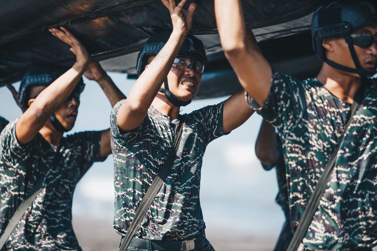 ▲克難周學員實施武裝頂艇行軍，由西子灣回到左營軍港。（圖／軍聞社提供）