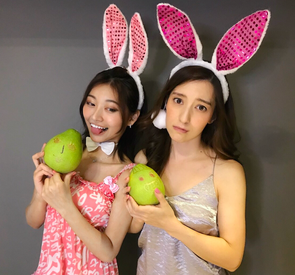 ▲梁心頤（右）扮兔女郎催票。（圖／妹妹娃娃多媒體提供, 2018.09.22）