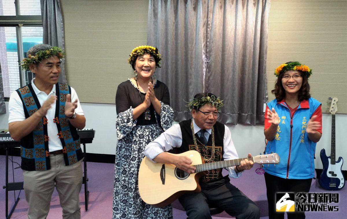 ▲2樓「練團室」預定年底啟用，潘縣長一時技癢自彈自唱原住民歌曲。（圖／記者陳宗傑攝,2018,09,22）