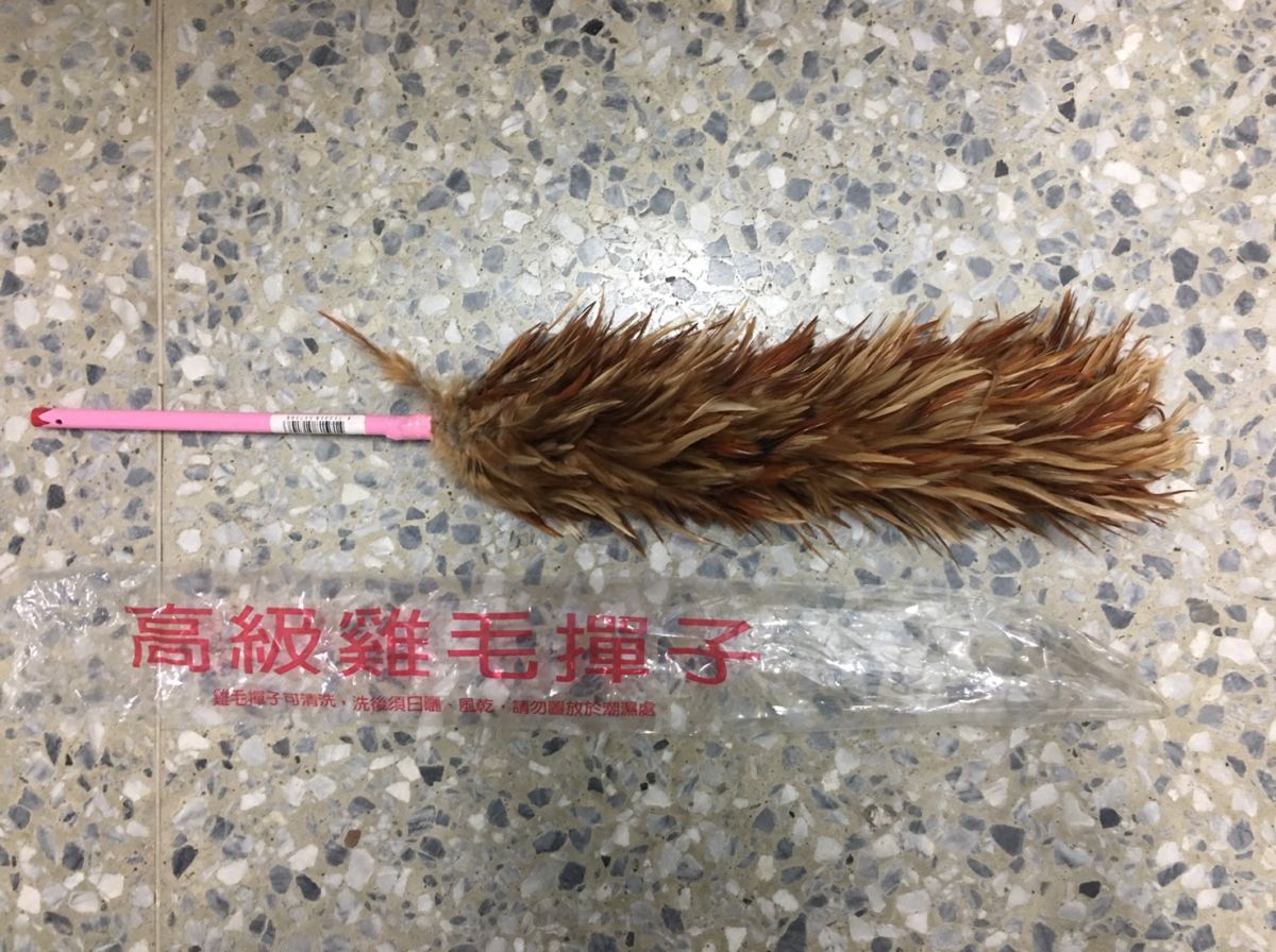 ▲埔鹽鄉豐澤村林姓村長候選人送手工雞毛撢子，經人檢舉是「賄選」贈品，警方宣示「抓賄選視同抓槍擊要犯」。（圖／記者陳雅芳攝，2018.09.22)