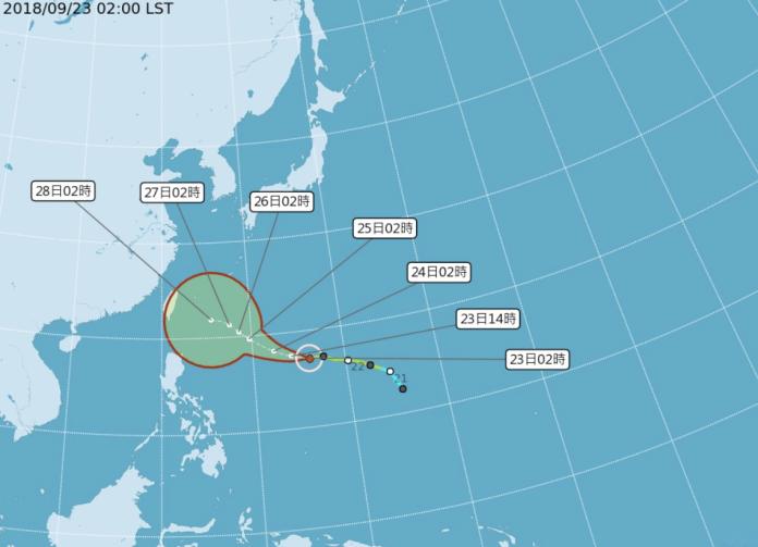 今年第 24 號颱風「潭美」在今（23）日凌晨增強為中度颱風，未來將繼續增強為強烈颱風，路徑也將更接近台灣。（圖／翻攝自中央氣象局）