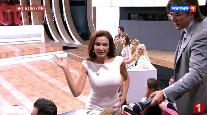 ▲俄羅斯 49 歲女星艾芙琳娜（ Evelina Bledans ）因不滿電視節目中一名女觀眾的發言，怒甩她巴掌。（圖／翻攝自 Youtube）