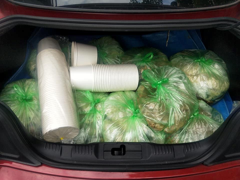 ▲老闆準備好的 80 碗牛肉麵和小菜被棄單，只好分送給老人院和育幼院享用。（圖／翻攝自江姓老闆臉書）