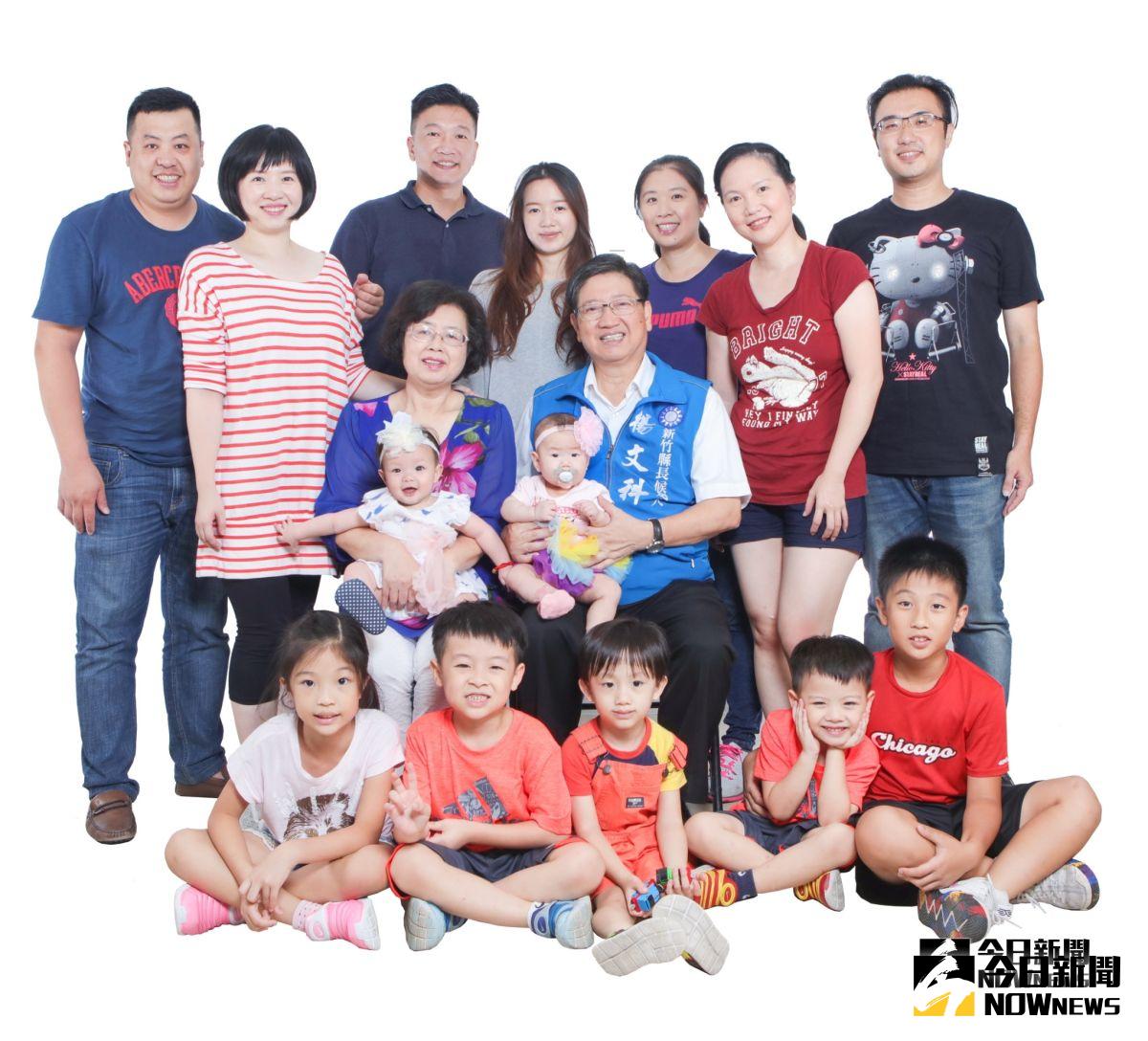 ▲新竹縣長候選人楊文科在中秋節前夕全家福合影，還在襁褓的兩位小楊寶寶萌樣吸睛。（圖／楊文科陣營提供）