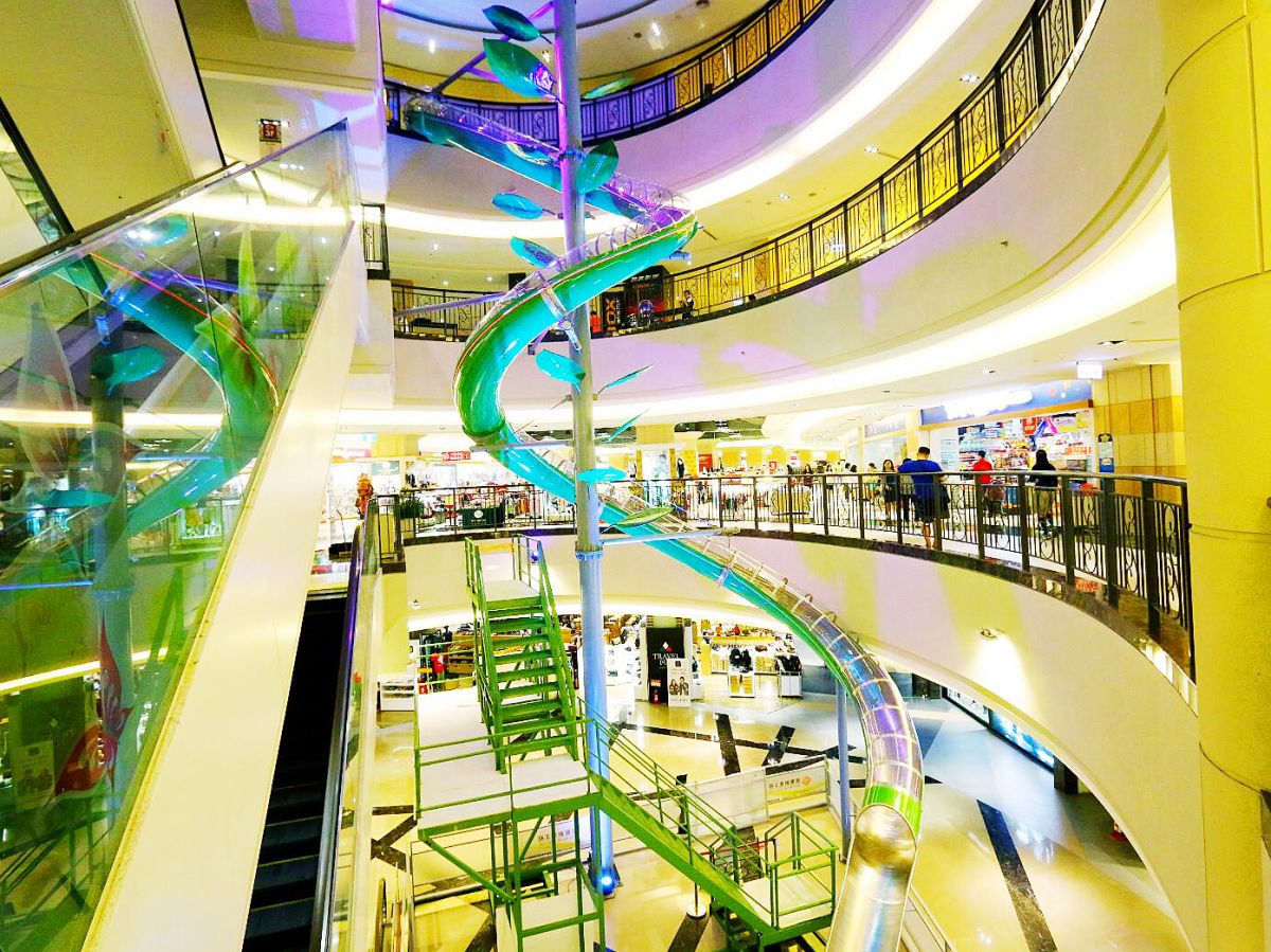 ▲義大世界購物廣場有亞洲最彎傑克與魔豆主題式立體旋轉溜滑梯，4樓到1樓僅要12秒的極速，吸引不少喜愛刺激的民眾挑戰。（圖／記者陳美嘉翻攝）