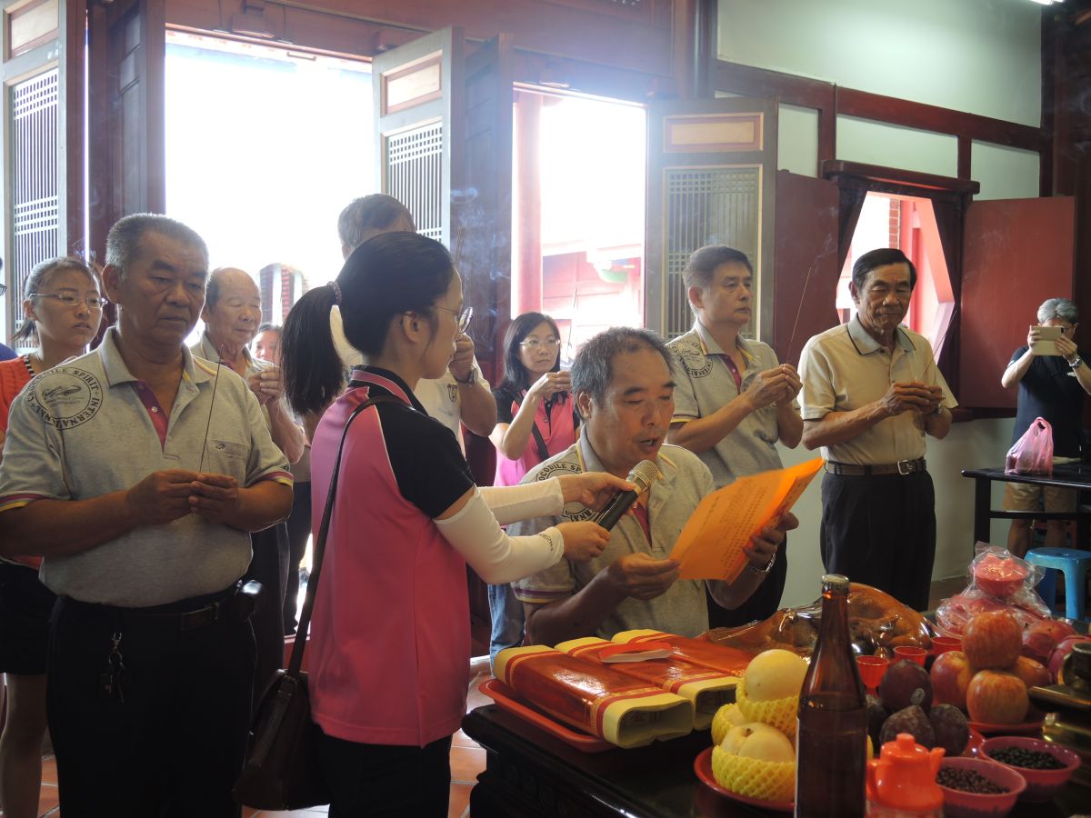 ▲教師節前夕，員林市興賢書院舉行文昌智慧燈獎學金頒發，主任委員林錦泉獎學金給認真向學的學子。（圖／記者陳雅芳攝，2018.09.23)