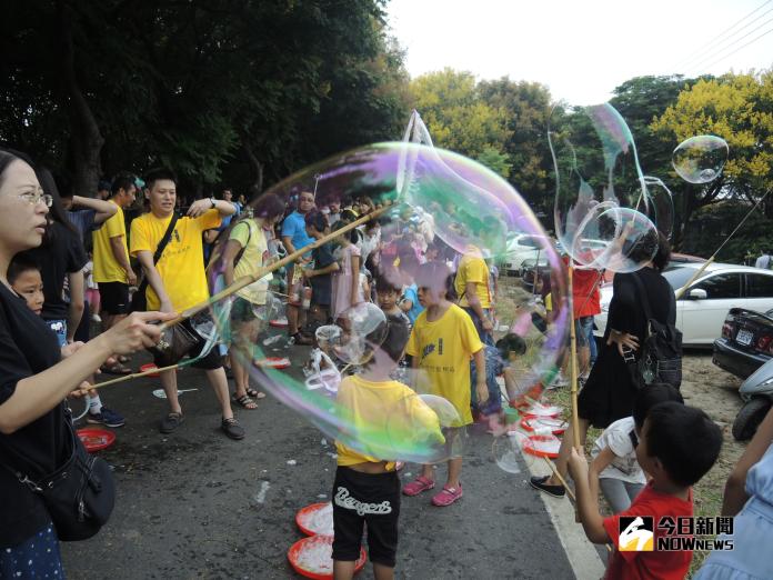 東螺溪台灣欒樹隧道