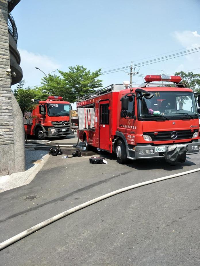 ▲高雄市茄萣區一棟樓透天厝23日發生火警，現場竄出陣陣濃煙，消防員獲報到場搶救。（圖／記者郭凱杰翻攝，2018.09.23）