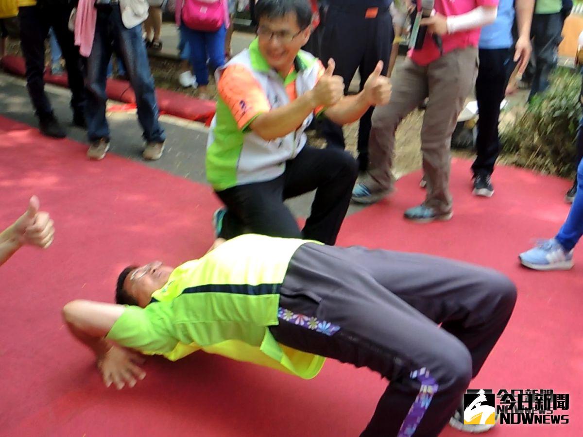 魏明谷表演「人體拱橋」秀體力。（圖／記者陳雅芳攝，2018.09.23)