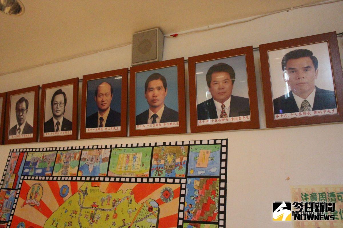 ▲涉貪污案潛逃遭通緝11年的大埤鄉前鄉長易信助（右起第三位），日前遭警緝拿到案。（圖／記者簡勇鵬攝，2018.09.23）