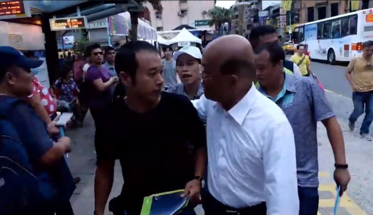 ▲ 蘇貞昌在與陳志強互動時拍對方肩膀、肚子，讓陳志強感嘆「我感受不到蘇的高度與格局」。（圖／翻攝自陳志強臉書）