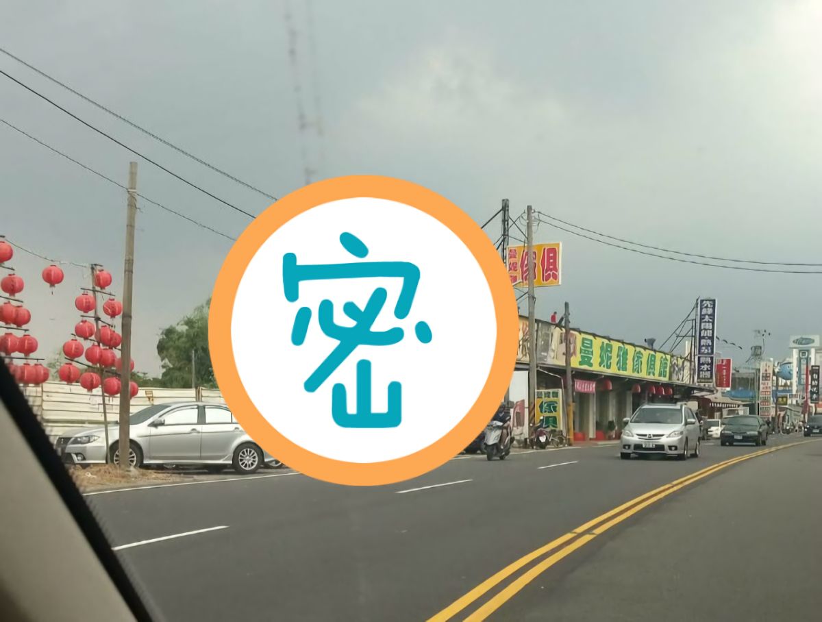 ▲高雄一處路邊看板寫道「假新聞看衰高雄，假民調操弄選舉」打韓國瑜，網友笑稱「看來真的有可能翻盤」。（圖／翻攝自 PTT ）