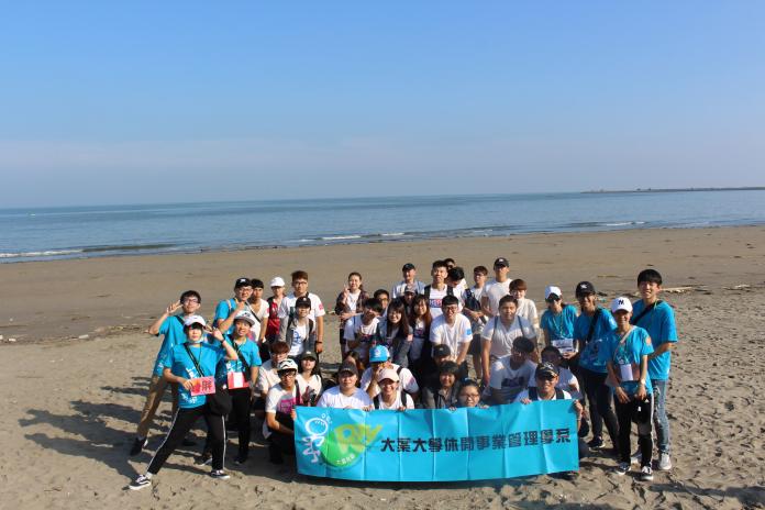 影／休閒系學生發起淨灘　身體力行支持環保
