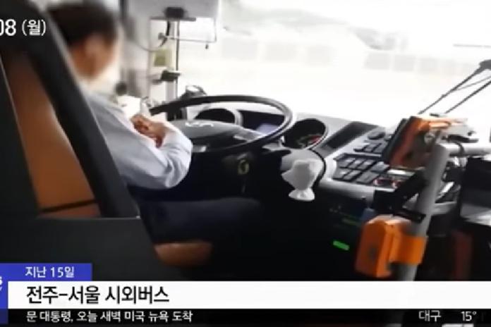  ▲南韓客運司機邊開車邊削水果。（圖／翻攝YouTube, 2018.09.24）