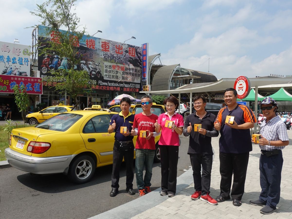 ▲蕭淑麗致贈月餅予計程車司機們。（圖／林家均提供）