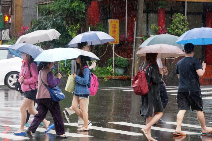 ▲氣象局目前已針對台北、新北、基隆、宜蘭、花蓮、台東等地發布了大雨特報。（資料圖片／中央社）