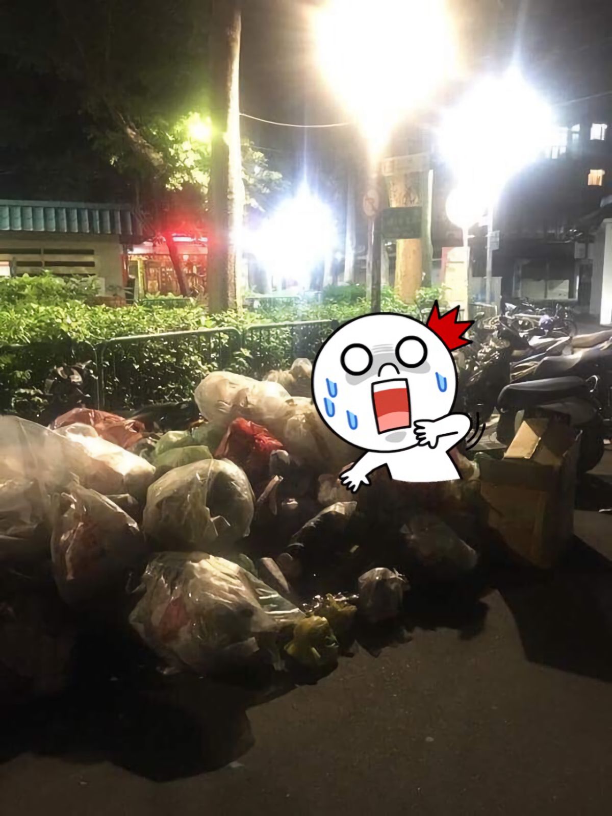 ▲ 一名女子晚上下班獨自走路回家，不料竟驚見一位男子坐在垃圾堆裡對她微笑，嚇得她目瞪口呆。（圖／翻攝自臉書社團爆廢公社二館）