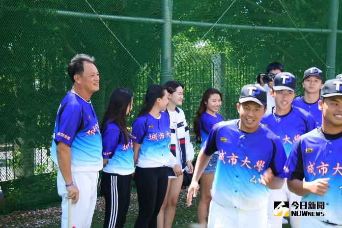 曹竣揚（左一）接任城市科大教師兼任棒球隊首席教練（圖／劉祐廷攝）
