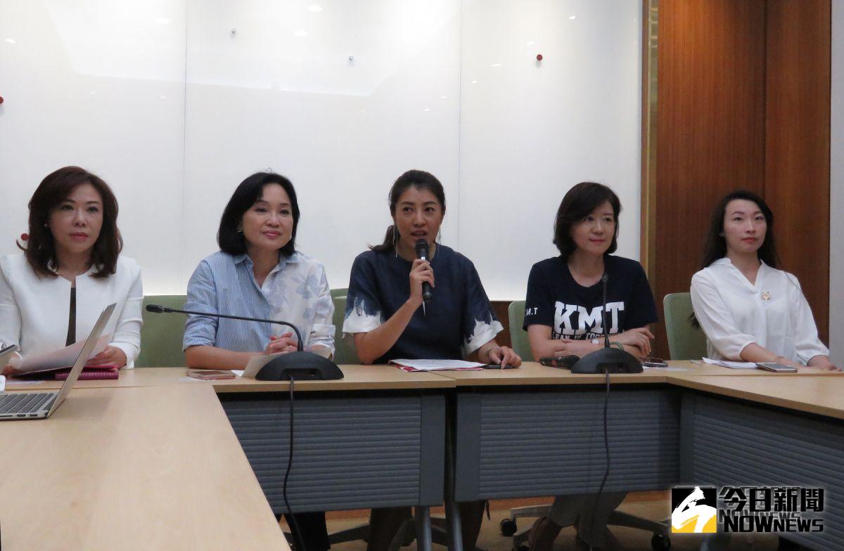 韓國瑜團隊政策組陳怡安（右一）與國民黨立委許淑華（中）、柯志恩（左二）、王育敏（右二）、李彥秀（左一）24日聯合召開記者會回擊，批民進黨立委因選情緊繃就使出烏賊戰術。（圖／記者葉滕騏攝，2018.09.25）