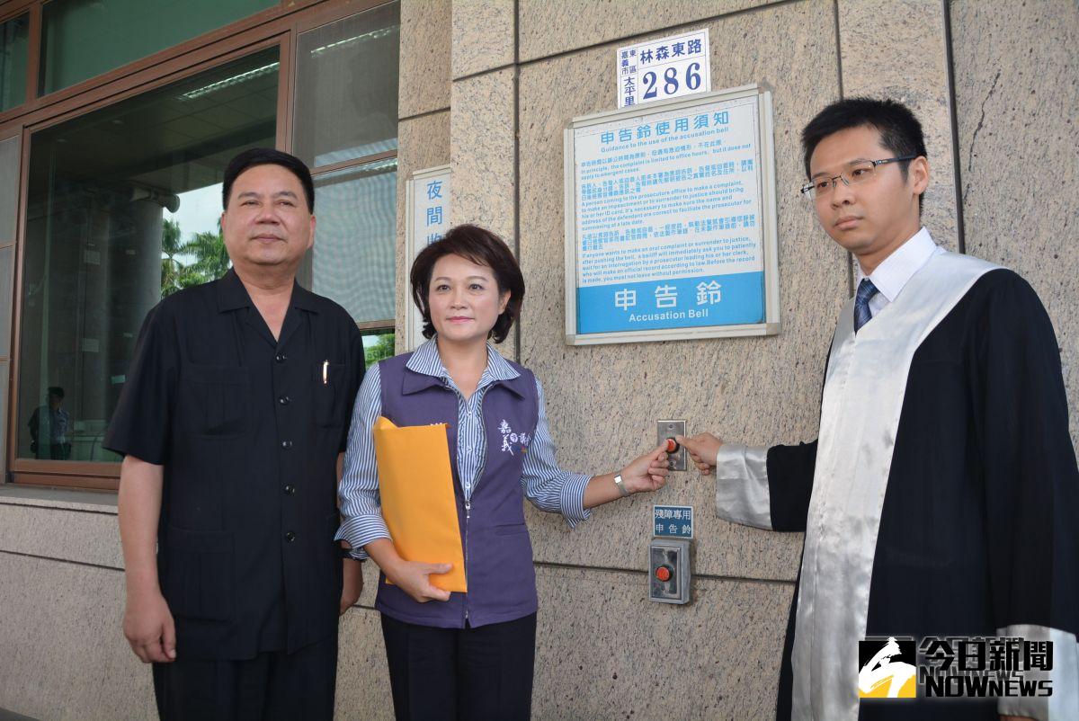 ▲蕭淑麗至嘉義地檢署按鈴申告涂醒哲選舉毀謗案。（圖／記者郭政隆攝影2018.09.25）