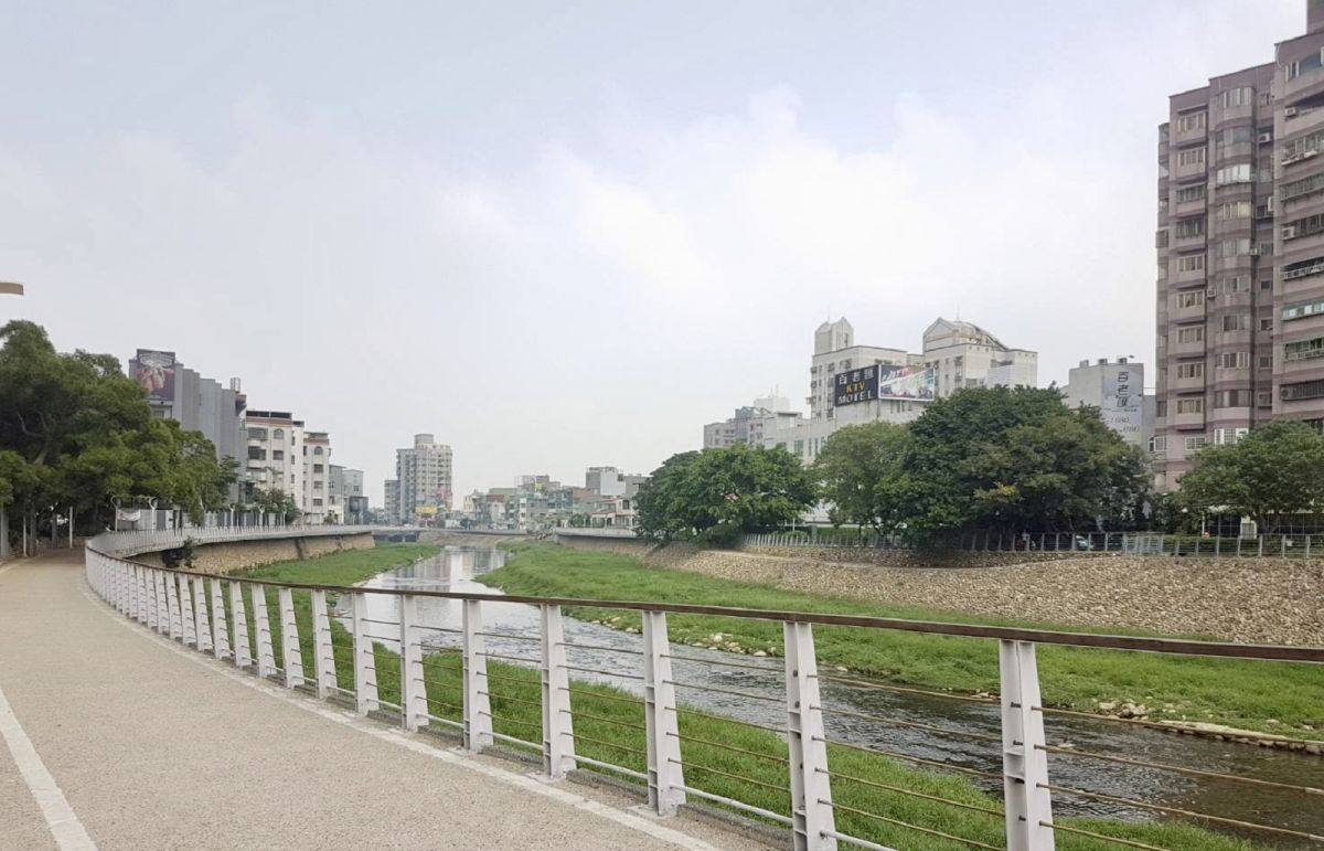 ▲老街溪河濱步道週邊的住宅區。（圖／信義房屋提供）