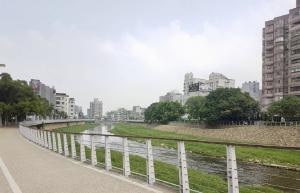 老街溪河濱步道週邊的住宅區。 ▲老街溪河濱步道週邊的住宅區。(圖/信義房屋提供)