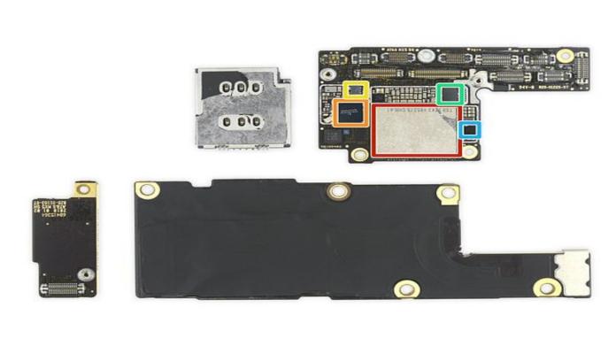  ▲拆解 iPhone XS，紅色區塊為東芝（Toshiba） 閃存；橙色為蘋果（Apple）音頻編解碼器；黃色為賽普拉斯（Cypress）CPD2 USB 快充 IC；綠色為恩智浦（NXP）CBTL1612 顯示端口多路覆用器；藍色為德州儀器（Texas Instruments）61280 電池直流轉換器 。（圖/翻攝網路）