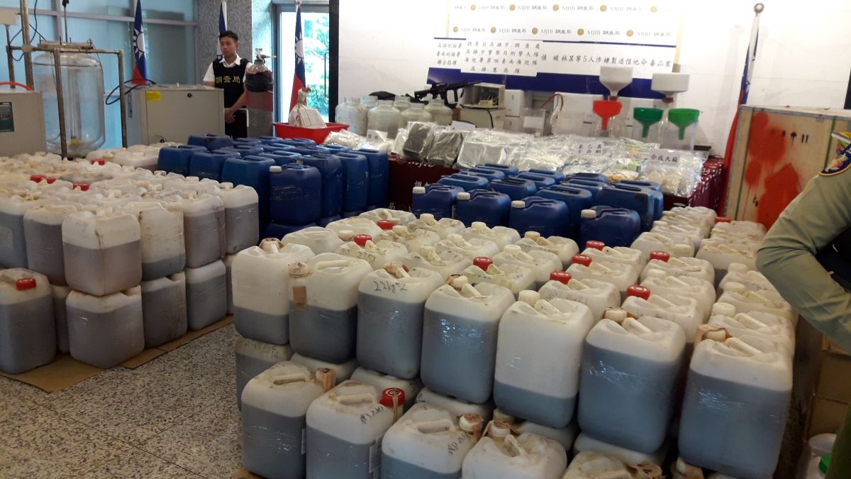 ▲調查局高雄市調查處今天宣布破獲國內治安史上最大規模的「中國大陸製毒原料、設備及技術整廠輸出來臺之大型製毒工廠」，總計起獲5噸多重的K他命成品、半成品與大麻等5000餘公斤、市值約新台幣6億7千萬元。(圖/記者郭凱杰攝，2018.09.25)