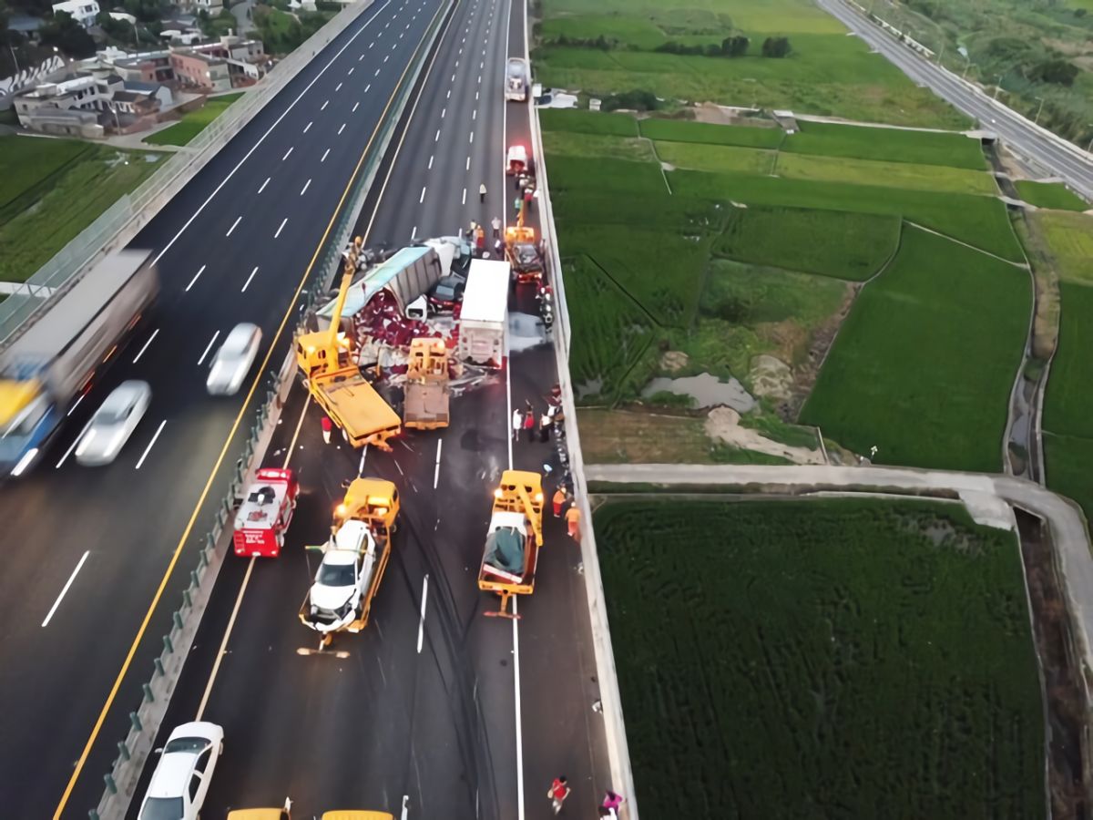 ▲國道 3 號北上苗栗路段，25  日下午發生連環車禍，造成多人受傷。（圖／社會中心翻攝）