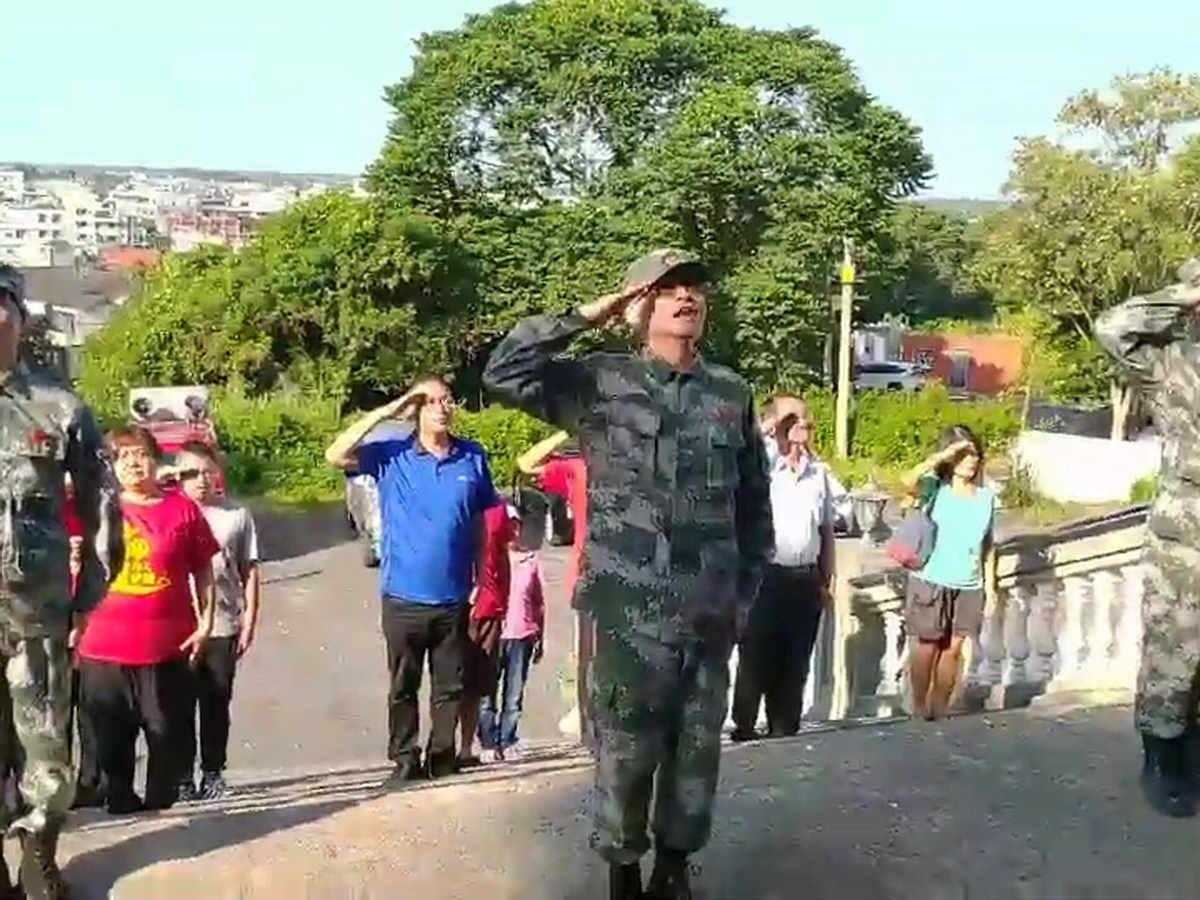 建商魏明仁佔據二水碧雲禪寺改為違建的中國愛國教育基地，四周建築插上五星旗，魏明仁穿上解放軍服帶領民眾依例升起五星旗，場面極為冷清。（記者張溎壕攝）