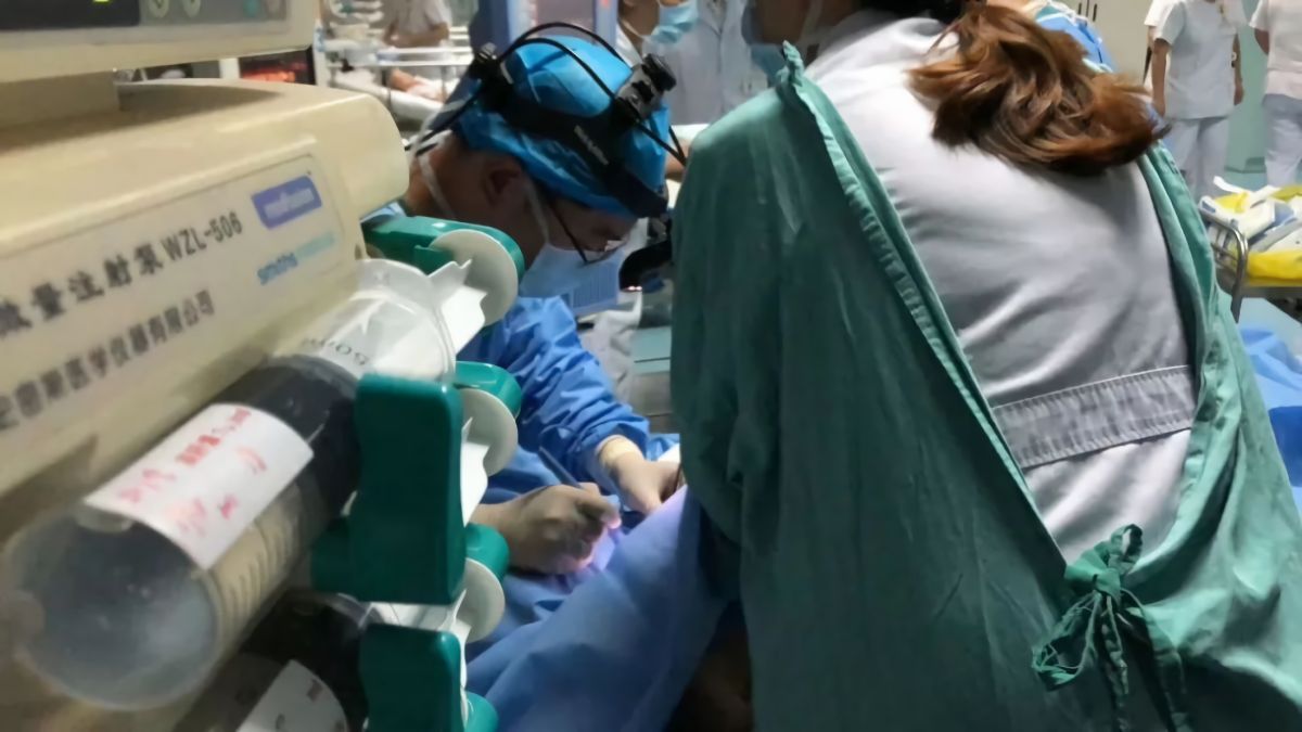 ▲ 5 小時 3 萬次心臟按壓！ 30 名醫護不放棄，救回 8 歲童一命。（圖／翻攝自微博2018.09.25）