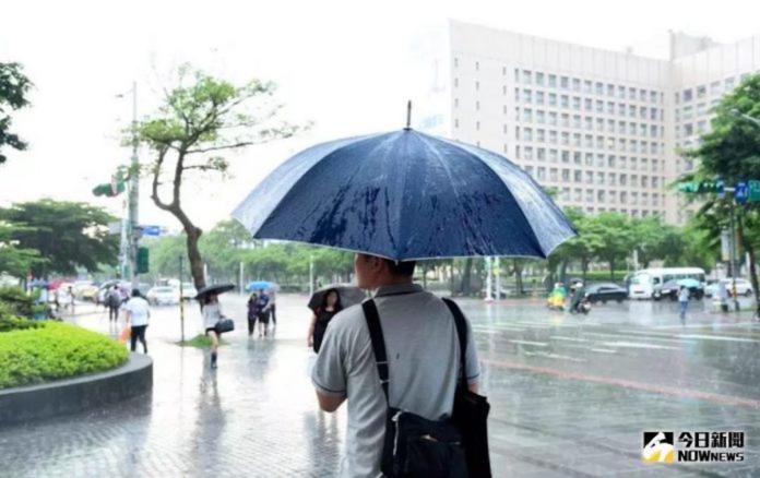 今、明（26 日、27 日）2 天的天氣受到東北風影響，台灣北部、東半部等地區將出現局部短暫陣雨，並有局部大雨發生的可能性。（圖／NOWnews 資料圖片）
