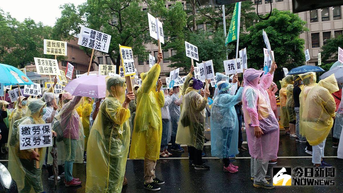 全國公務機關約聘僱人員權益促進會26日上午號召兩百多名成員，前往立法院陳情抗議。（圖/記者邱明玉攝,2018.9.26）