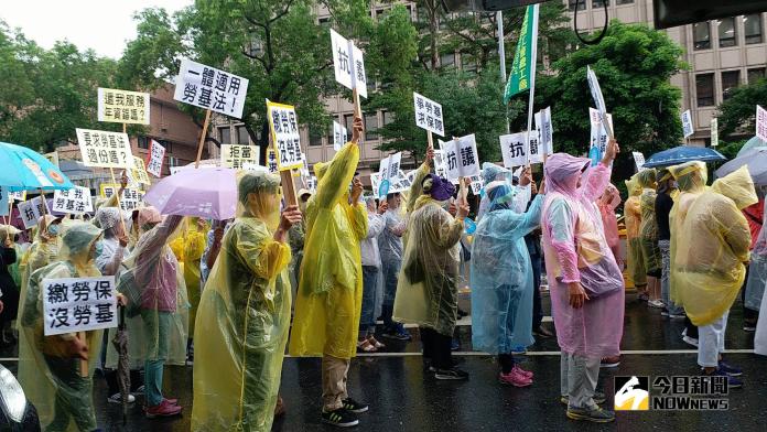 同工不同酬公務機關約聘僱人員赴立院抗爭盼納勞基法 政治快訊 要聞 Nownews今日新聞