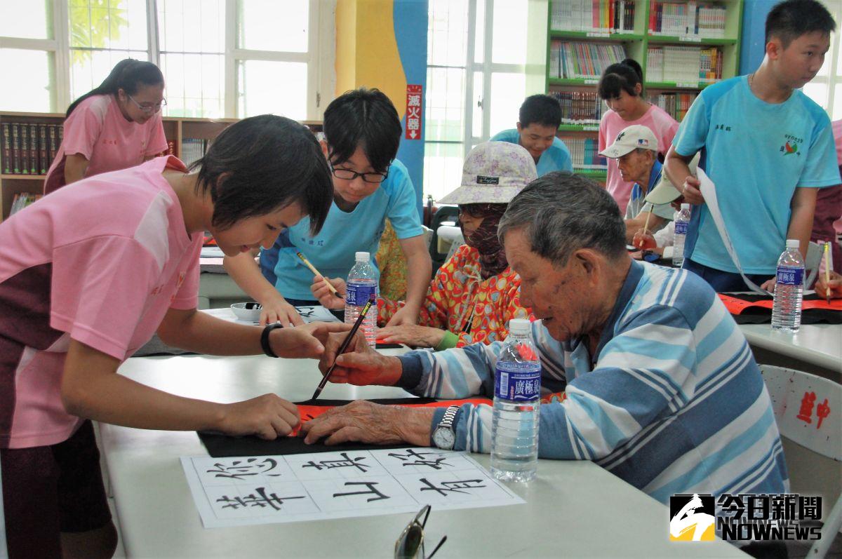 ▲華山基金會鹽埔愛心天使站10周年感恩茶會，安排書法教學實現長輩心願。（圖／記者陳宗傑攝,2018,09,26）