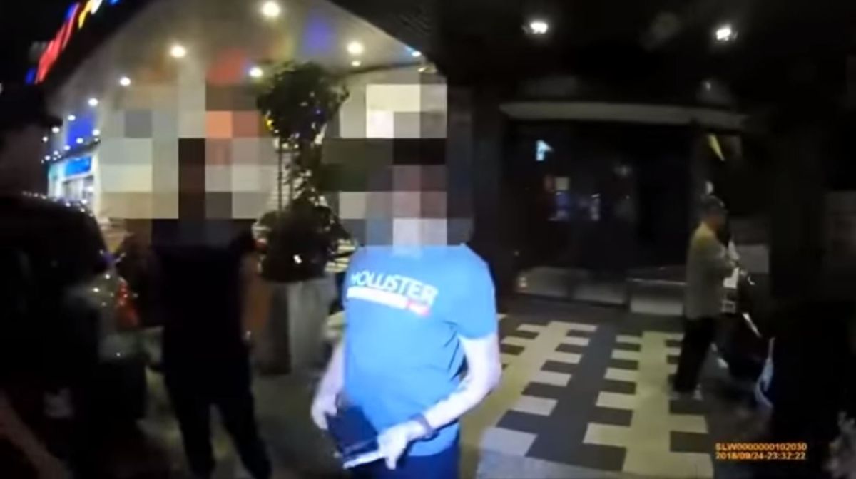 ▲違停駕駛被叫下車後相當不滿，向特勤開罵髒話，結果下一秒馬上被壓制在地。（圖／翻攝自爆料公社）