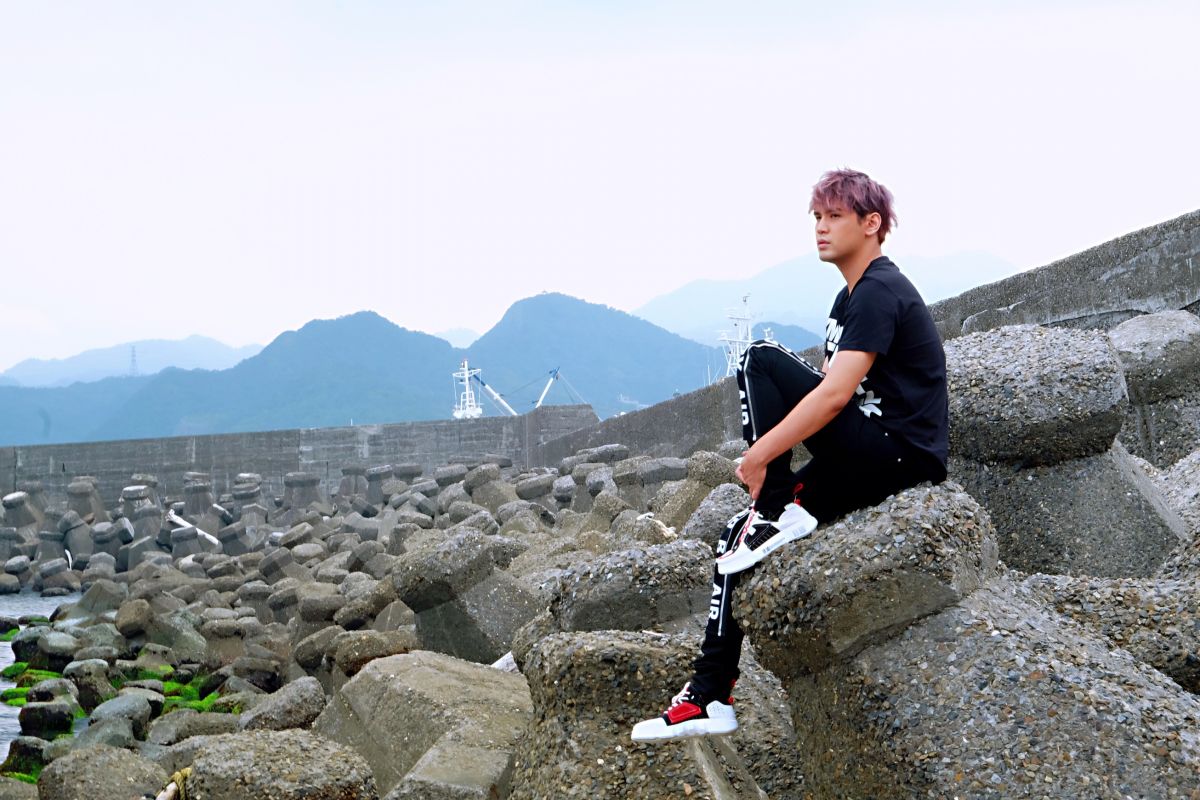 ▲陳零九邊嗑生蠔邊拍攝MV，讓許多藝人好友超羨慕。（圖／滾石提供, 2018.09.26）